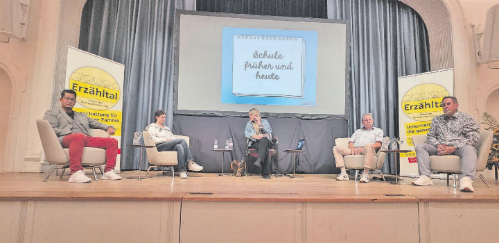 Von gestern bis heute: Unter der Leitung von Rebekka Glanzmann (Mitte) unterhielten sich Tee Peterson (v.l.), Emma Glanzmann, Peter Marti und Hans-Peter Urech über den Wandel in der Schule. (Bild: Cornelia Forrer)