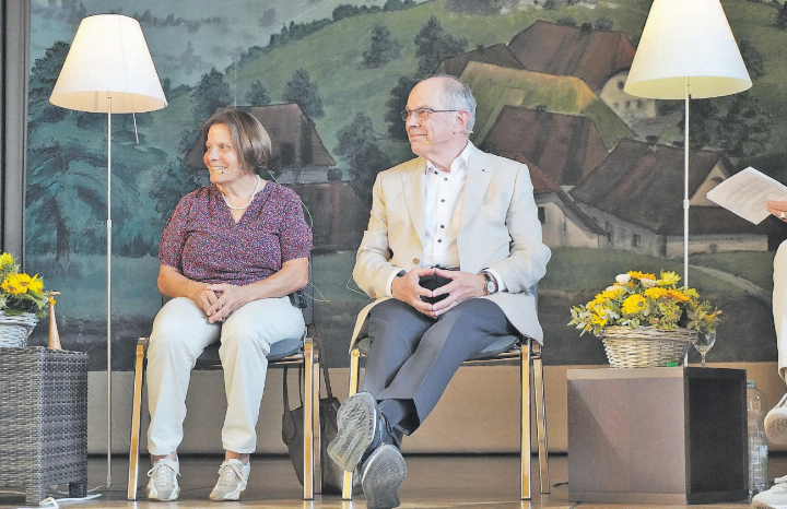Hebamme Hedy Siegrist und Hausarzt Hans Ulrich Brüngger begeisterten mit ihren Erzählungen. (Bilder: Melanie Köchli) Hebamme Hedy Siegrist und Hausarzt Hans Ulrich Brüngger begeisterten mit ihren Erzählungen. (Bilder: Melanie Köchli)