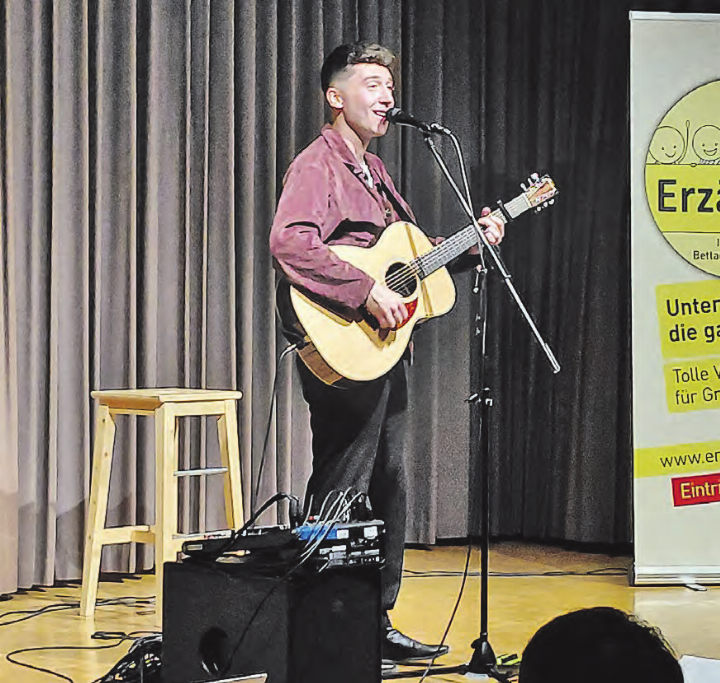 Joel Goldenberger sorgte mit seiner Stimme und Gitarre für einen sehr angenehmen Abend. (Bilder: Roland Marti)