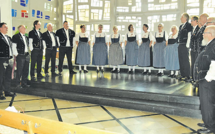 Die Abendsonne im Rücken: Vor dem mächtigen Glasfenster der Kirche Muhen präsentierte sich der Chor in voller Pracht. (Bilder: Frieda Steffen)
