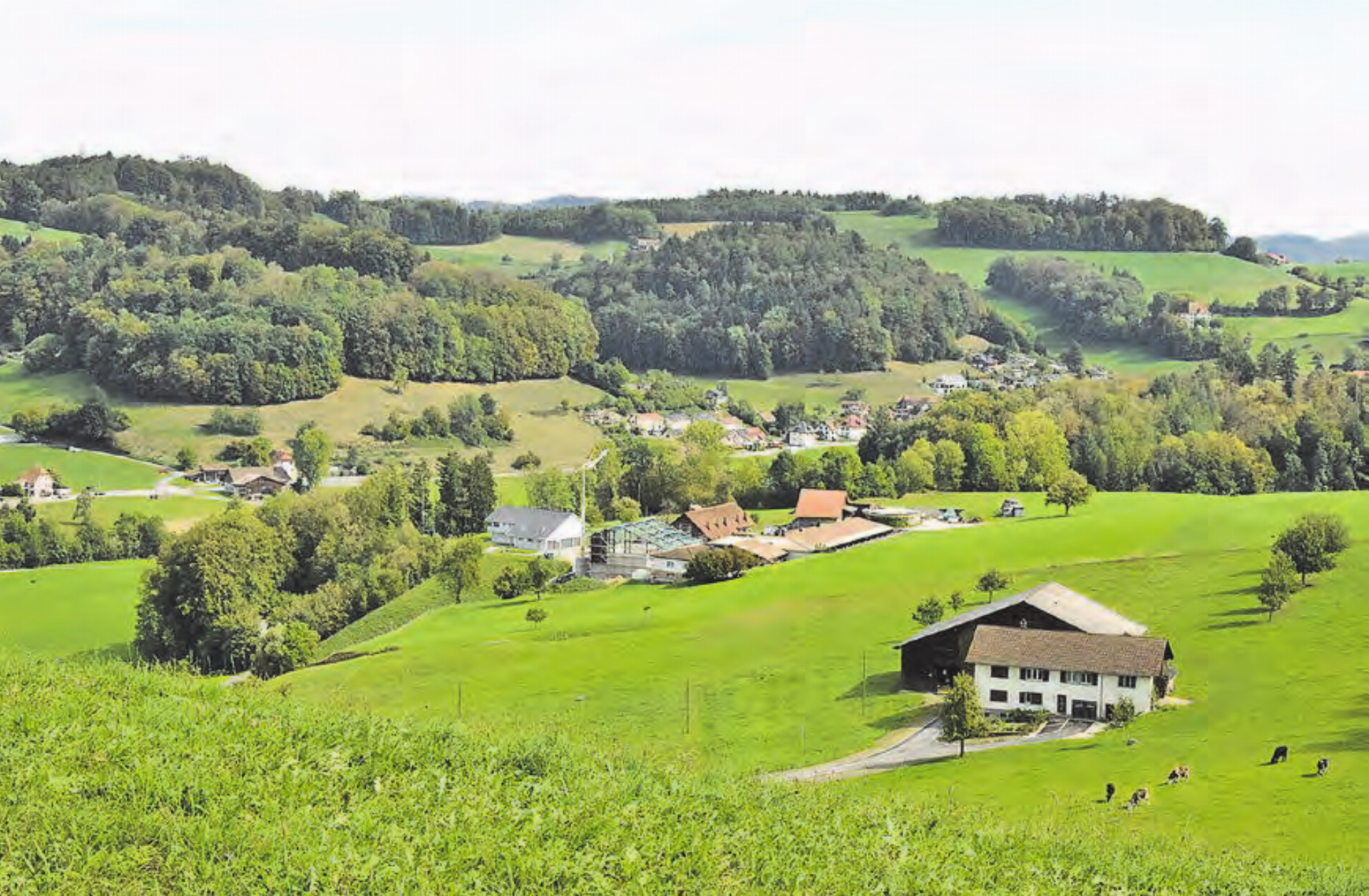 Herrliche Landschaften: In der milden Herbstsonne lagen das Dorf, Weiler und einzelne Höfe verteilt, die Kühe konnten endlich wieder saftiggrünes Gras genies sen. - Das Bild wird blockiert. – Möglicherweise durch einen aktiven Adblocker.
