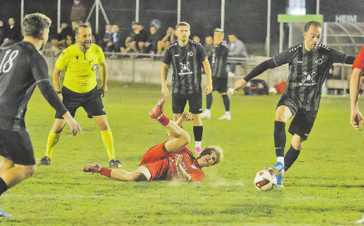 Das ging schief für die Gäste: Auch der SC Zofingen fiel gegen den FC Menzo Reinach um. (Bild: Roland Jaus) Das ging schief für die Gäste: Auch der SC Zofingen fiel gegen den FC Menzo Reinach um. (Bild: Roland Jaus)