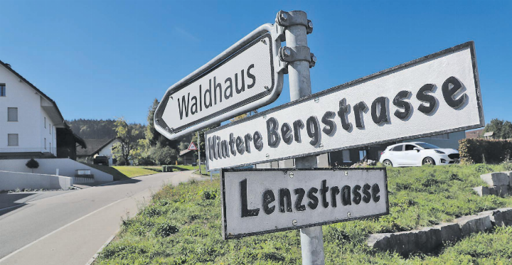 Ab dieser Einfahrt soll auf der Hinteren Bergstrasse rund 600 Meter weit ein beidseitiges Parkverbot gelten. Gleiches ist für den Herrenweg vorgesehen, der nach der Lenzchile rechts abzweigt. (Bild: Remo Conoci)