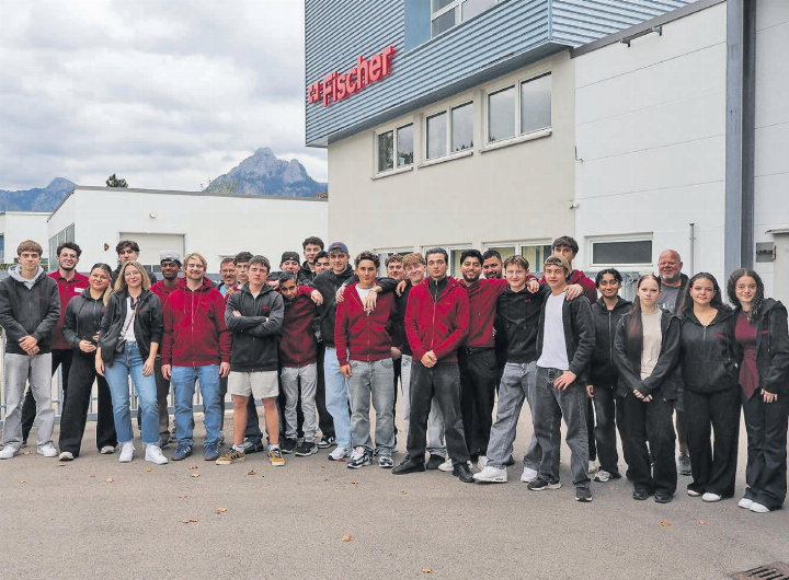 Ein Ausflug zum Erinnern: Die Lernenden von Fischer Reinach AG genossen drei Tage in Deutschland. (Bild: zVg.)