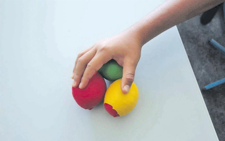 Selbstgemacht: Die Jonglierbälle wurden von den Lernenden in Handarbeit gefertigt. (Bild: zVg.)