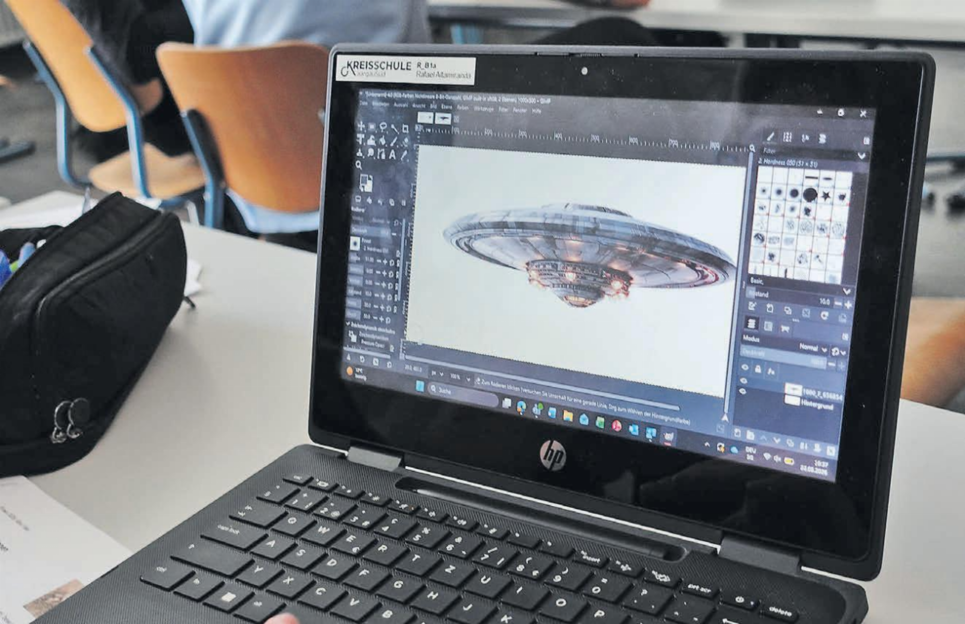 Wie werden Bilder manipuliert? An den Laptops übten die Lernenden gleich selbst. (Bilder: zVg.) - Das Bild wird blockiert. – Möglicherweise durch einen aktiven Adblocker.