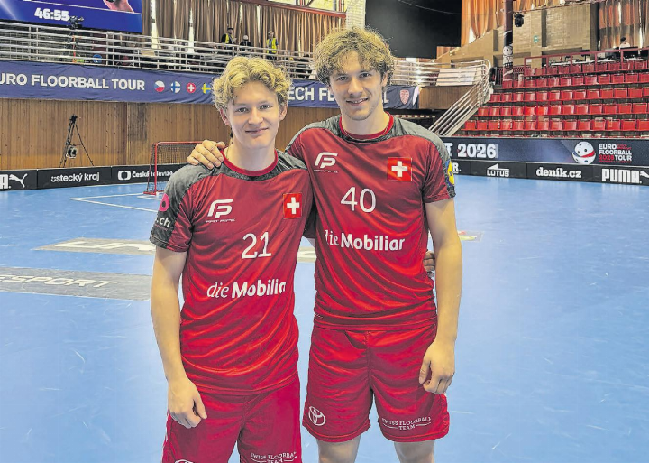 Die beiden Unihockey-Spieler und Brüder im Nati-Dress: Elia und Noël Seiler (v.l.). (Bilder: zVg.)