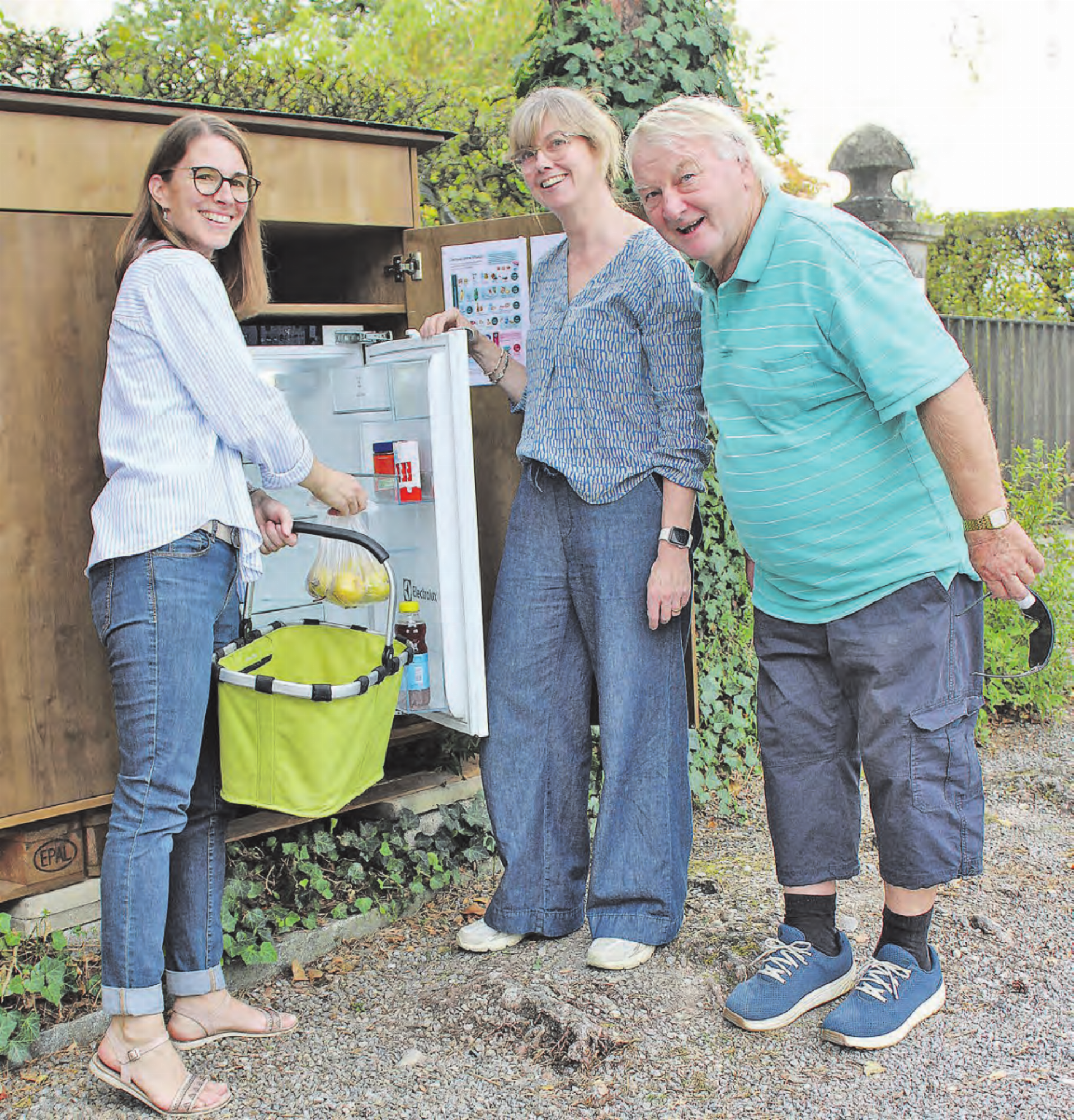 Interessiert fragen die Spaziergänger nach, was es mit dem Kühlschrank an der ungewöhnlicher Stelle auf sich hat und für wen die Lebensmittel gedacht sind. (Bild: Graziella Jämsä) - Das Bild wird blockiert. – Möglicherweise durch einen aktiven Adblocker.