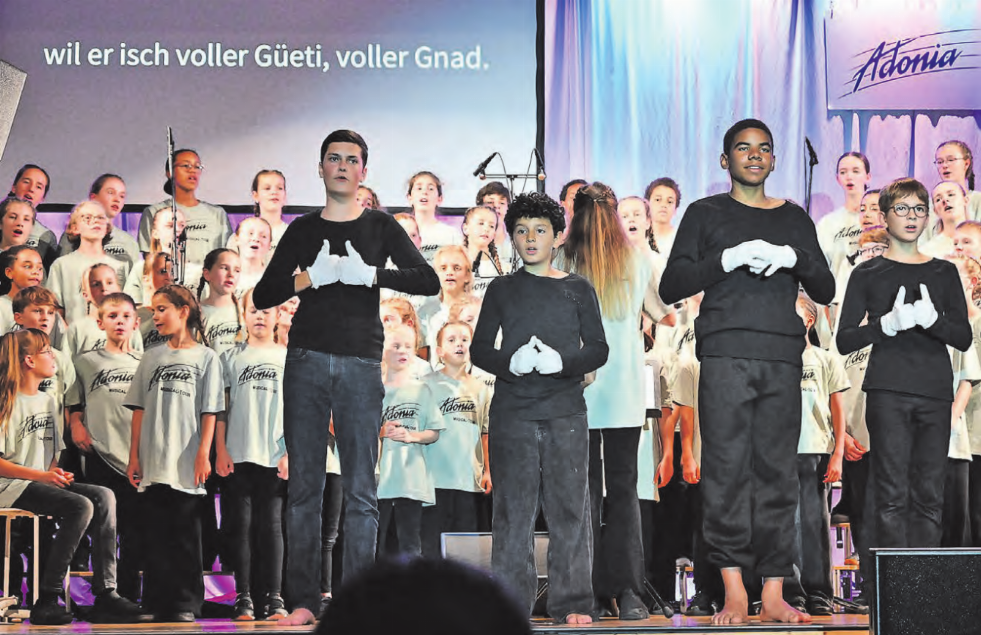 Die Bühnenpräsenz der jungen Chormitglieder beeindruckte das Publikum in Leutwil. (Bild: Michael Freiburghaus) - Das Bild wird blockiert. – Möglicherweise durch einen aktiven Adblocker.