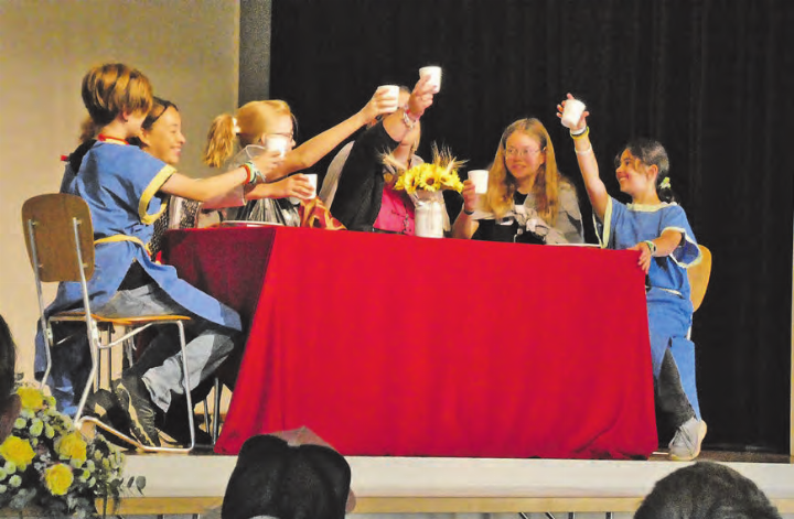 Das Festmahl des Königs auf der Bühne. (Bilder: zVg.)