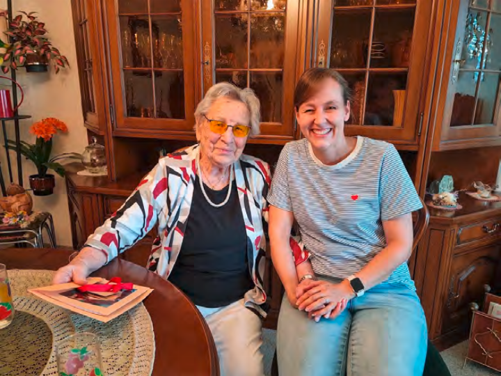 Jubilarin Rösly Schmidli mit Gemeinderätin Silvana Walther. (Bild: zVg.) Jubilarin Rösly Schmidli mit Gemeinderätin Silvana Walther. (Bild: zVg.)
