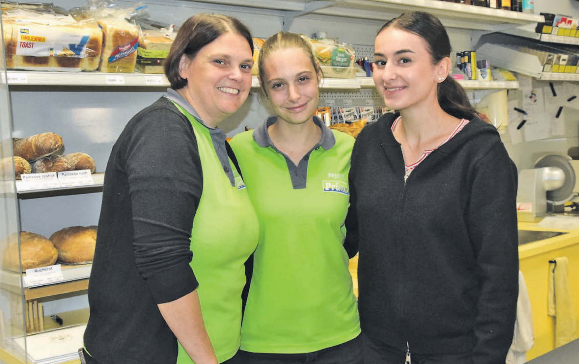 Aufgestellt und voll motiviert: Das neue Chäsi-Team mit (v.l.) Cornelia, Alysha und Dona bei einer wohlverdienten Verschnaufpause. (Bilder: Frieda Steffen) - Das Bild wird blockiert. – Möglicherweise durch einen aktiven Adblocker.