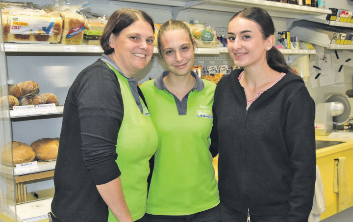Aufgestellt und voll motiviert: Das neue Chäsi-Team mit (v.l.) Cornelia, Alysha und Dona bei einer wohlverdienten Verschnaufpause. (Bilder: Frieda Steffen)