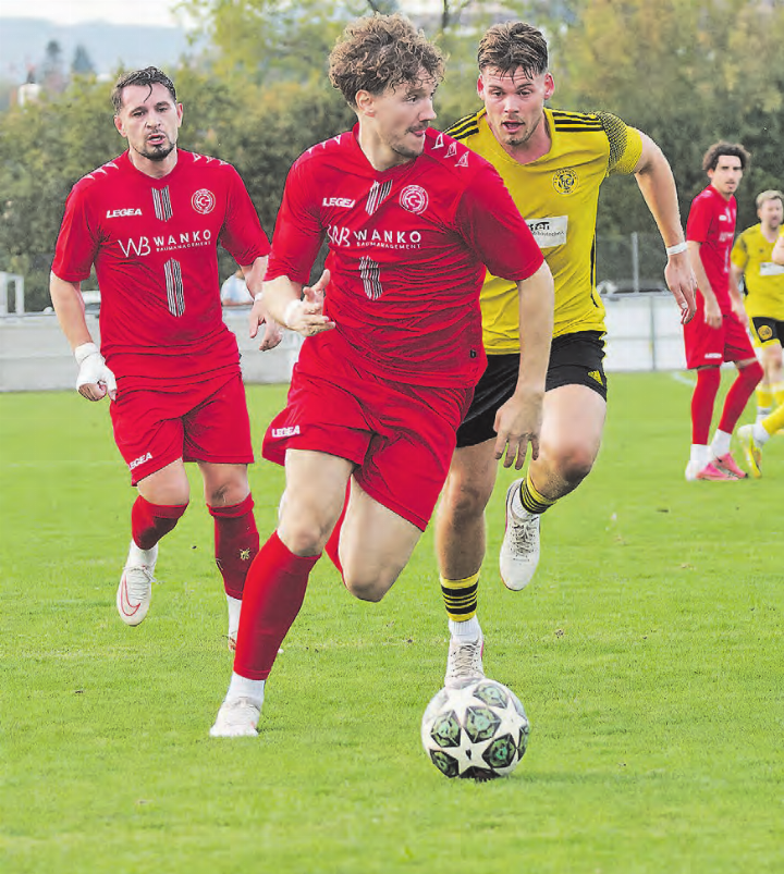 Spielszene aus der 3. Liga: Im Schlussspurt musste der FC Entfelden auf der Zehndermatte in Gränichen noch Punkte hergeben. (Bild: Roland Jaus) Spielszene aus der 3. Liga: Im Schlussspurt musste der FC Entfelden auf der Zehndermatte in Gränichen noch Punkte hergeben. (Bild: Roland Jaus)