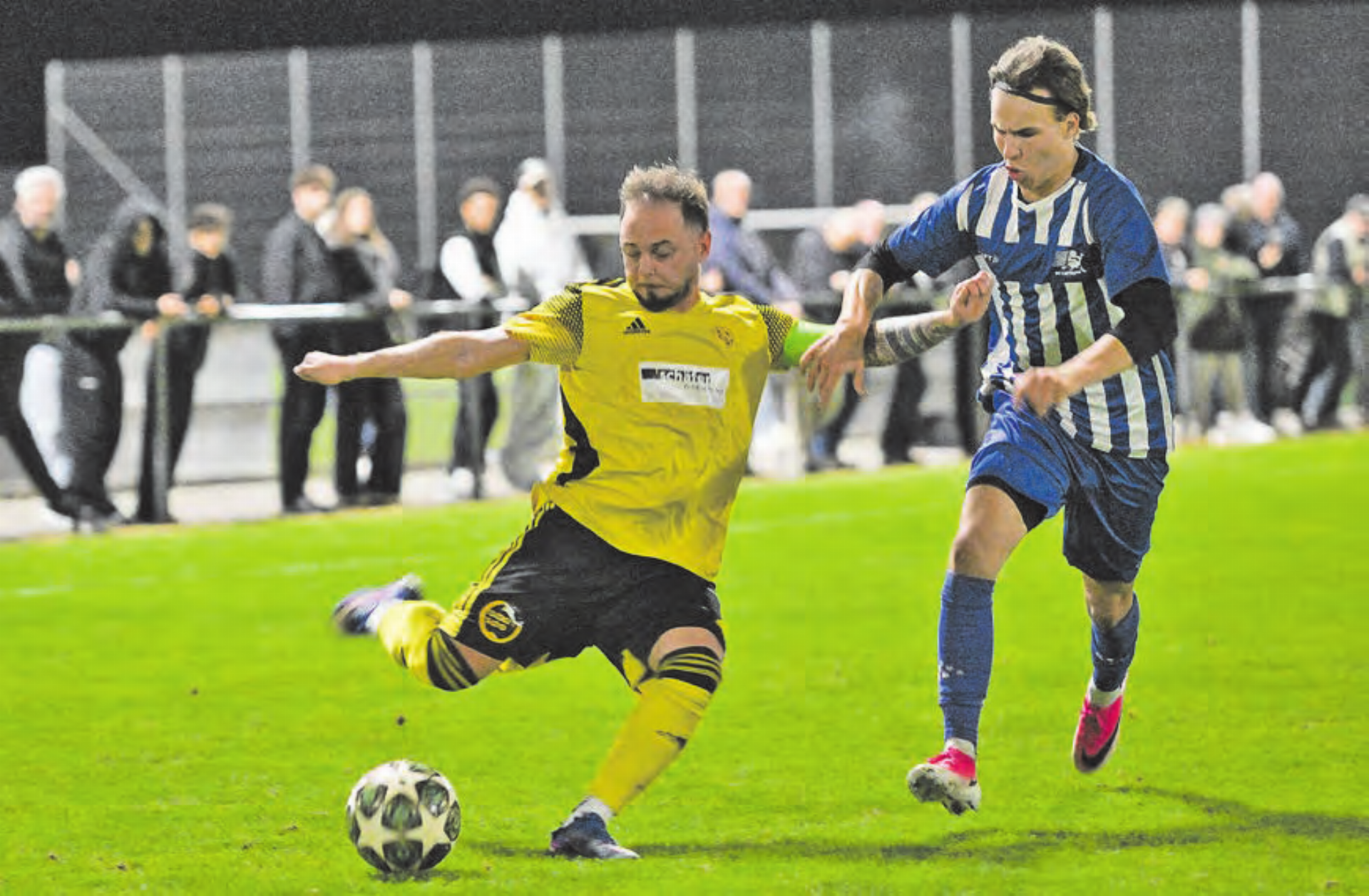 Trotz grossem Einsatz hat es im Cup nicht gereicht: Matteo Muscia (l.) ist zwei Schritte vor dem Küttiger Nik Hasler am Ball. (Bild: Franz Schefer) - Das Bild wird blockiert. – Möglicherweise durch einen aktiven Adblocker.