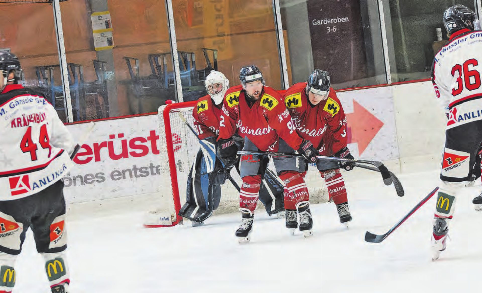 Was kommt da noch auf Hockey Reinach zu? TorhüterNoah Paixao, der verteidigende Stürmer Luka Klavs (92), und Verteidiger Raphael Krämer (rechts) versuchen sich so gut es geht zu wehren. (Bild: Roland Jaus) - Das Bild wird blockiert. – Möglicherweise durch einen aktiven Adblocker.
