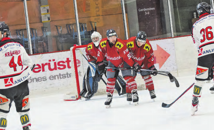Was kommt da noch auf Hockey Reinach zu? TorhüterNoah Paixao, der verteidigende Stürmer Luka Klavs (92), und Verteidiger Raphael Krämer (rechts) versuchen sich so gut es geht zu wehren. (Bild: Roland Jaus)