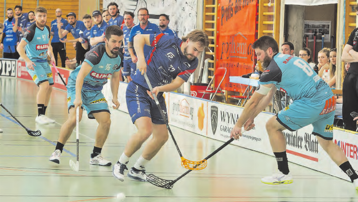 Ein Bild aus vergangenen Tagen: Jesse Arola (Mitte), hier noch im Dress der Lok Reinach, spielte am Wochenende mit dem Team aus dem Sarganserland nun gegen seinen ehemaligen Verein. (Archivbild: Roland Jaus)