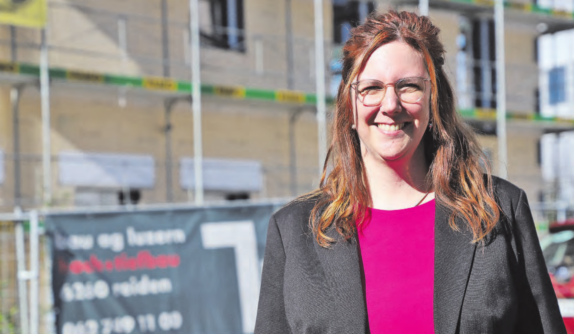Tanja Reinli, Stellenleiterin des Regionalen Sozialdienstes Oberwynental vor dem Bau neben dem Alu-Hochhaus. Hier wird Mitte 2027 der Regionale Sozialdienst Oberwynental beheimatet sein. (Bilder: Remo Conoci) - Das Bild wird blockiert. – Möglicherweise durch einen aktiven Adblocker.