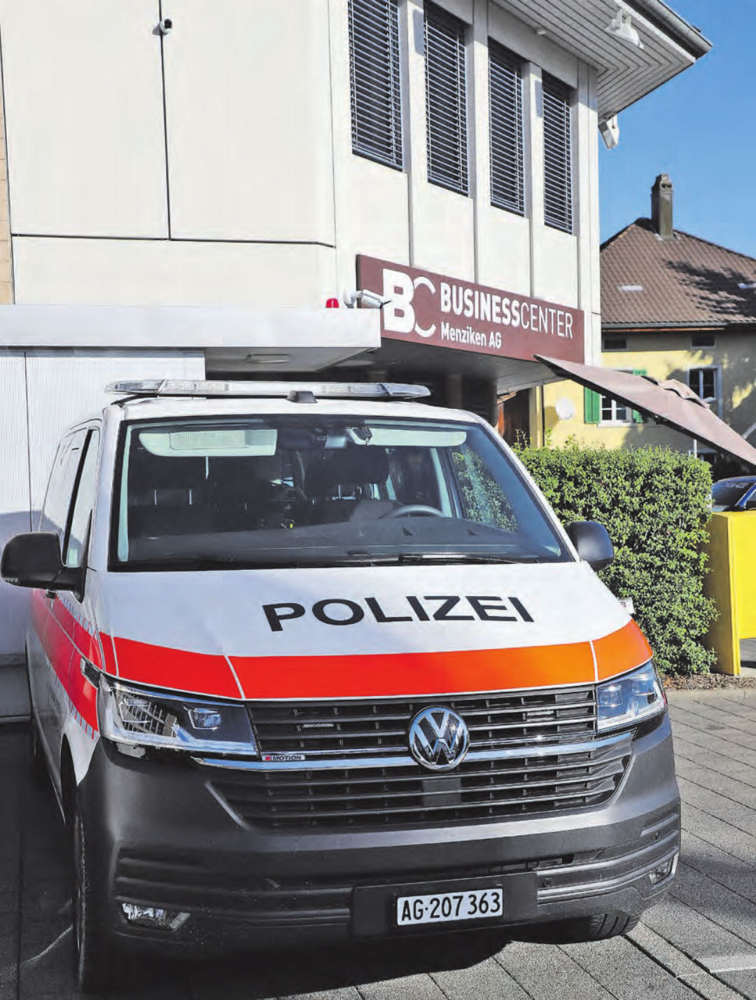 Die Polizeiwagen der Repol Aargau Süd werden auf den Parkplätzen des Business Centers besser sichtbar sein. Die Polizeiwagen der Repol Aargau Süd werden auf den Parkplätzen des Business Centers besser sichtbar sein.