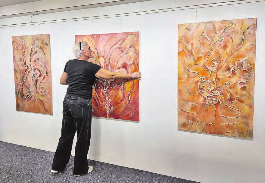 Sandra Plaar überprüft die Hängung ihres Bildes. (Bilder:Verena Schmidtke) Sandra Plaar überprüft die Hängung ihres Bildes. (Bilder:Verena Schmidtke)