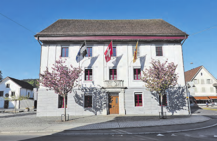 Im Gemeindehaus Reinach wird aktuell nicht über eine Steuererhöhung diskutiert, obwohl einige grosse Investitionen in gemeindeeigene Immobilien anstehen. (Bild: René Fuchs) Im Gemeindehaus Reinach wird aktuell nicht über eine Steuererhöhung diskutiert, obwohl einige grosse Investitionen in gemeindeeigene Immobilien anstehen. (Bild: René Fuchs)
