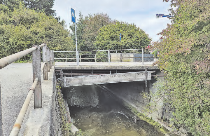 Muss ersetzt werden: Die Brückenplatte der Brücke B-620 entspricht nicht mehr den Anforderungen. (Bild: Melanie Köchli) Muss ersetzt werden: Die Brückenplatte der Brücke B-620 entspricht nicht mehr den Anforderungen. (Bild: Melanie Köchli)