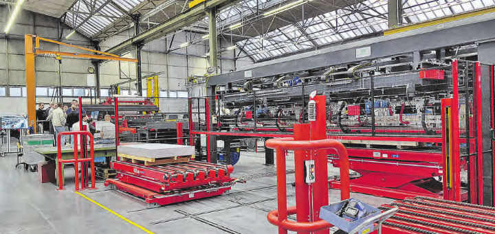 Die neue, imposante Querteilanlage erweitert die Möglichkeiten in der Aluminiumblechbearbeitung erheblich. (Bilder: Roland Marti)
