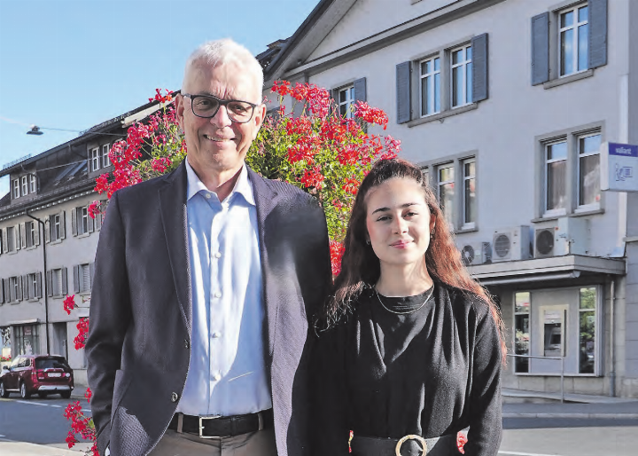 Vor fünfzig Jahren absolvierte Andreas Huber am selben Ort, aber in der Bank von Reinach, seine Banklehre. Heute ist Aurora Minonne Lernende in der Valiant Bank. (Bild: René Fuchs) Vor fünfzig Jahren absolvierte Andreas Huber am selben Ort, aber in der Bank von Reinach, seine Banklehre. Heute ist Aurora Minonne Lernende in der Valiant Bank. (Bild: René Fuchs)