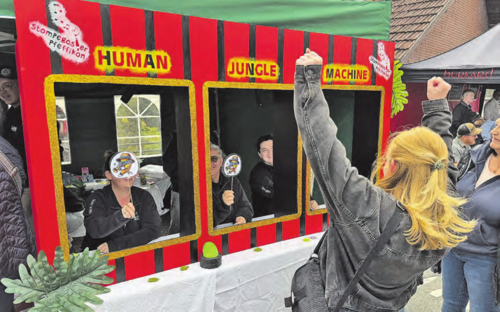 Glücksschrei am Human-Buzzer, die Symbole stehen gewinnberechtigt. (Bilder: Martin Sommerhalder) - Das Bild wird blockiert. – Möglicherweise durch einen aktiven Adblocker.