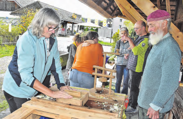 Mit scharfen Klingen: An einem traditionellen Gerät werden die halbierten Kohlköpfe gehobelt. (Bilder: Alfred Weigel)