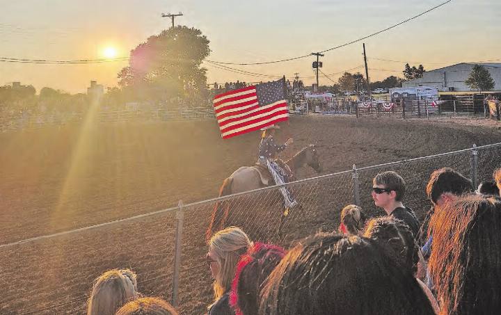 Beim Rodeo-Event wurden die Besucherinnen und Besucher vom Moderator daran erinnert, wie stolz sie sein können, Amerikaner zu sein. Beim Rodeo-Event wurden die Besucherinnen und Besucher vom Moderator daran erinnert, wie stolz sie sein können, Amerikaner zu sein.