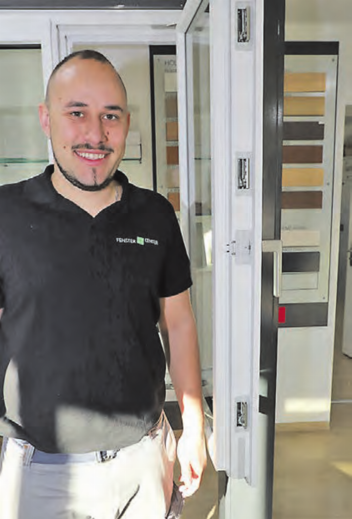 Nico Hunziker zeigt das Sicherheitssystem «I-tec Secure»