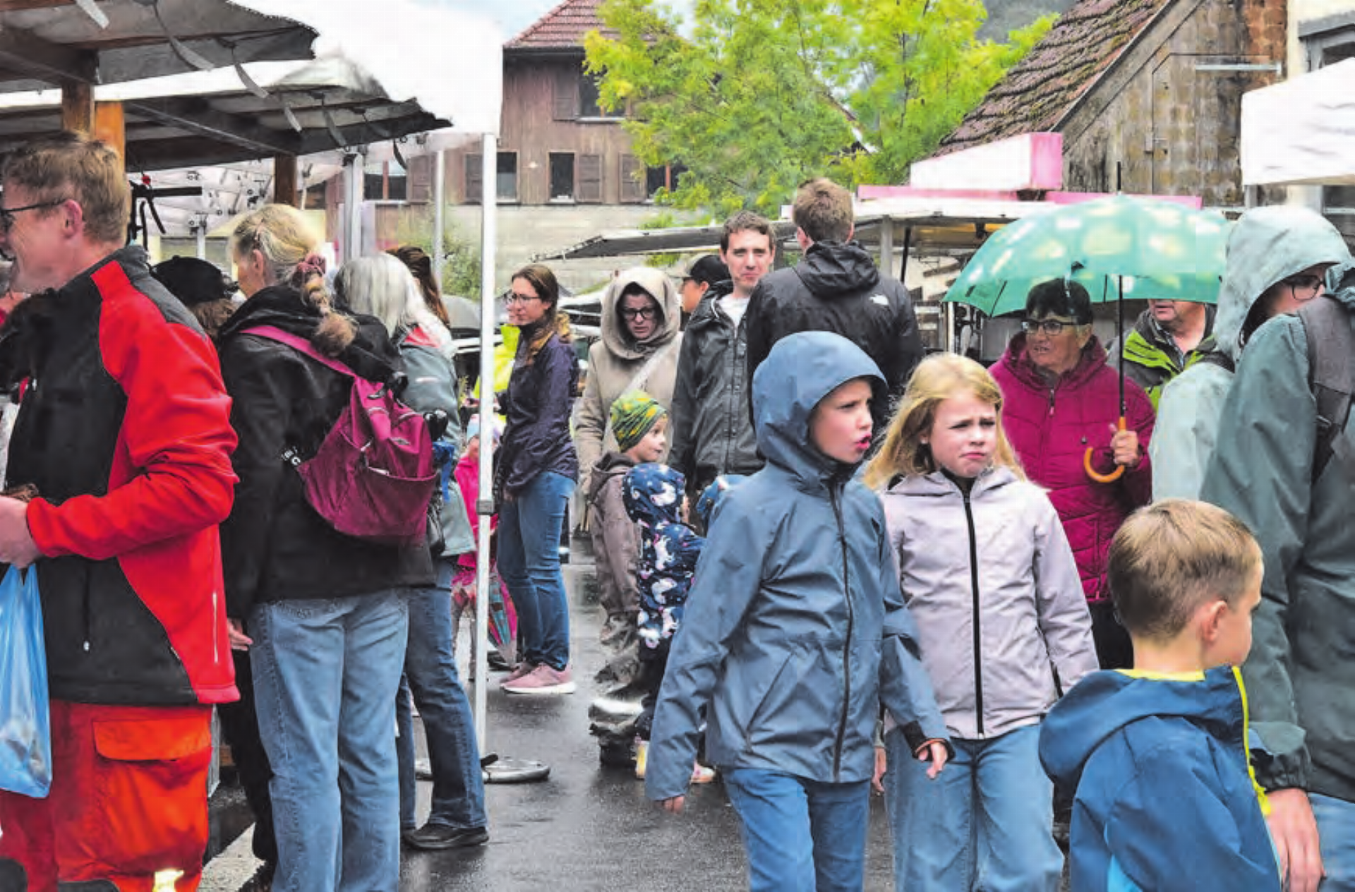 Gross und Klein trotzten dem Nieselregen: Die Besucher kamen, trotzdem behinderten kaum Regenschirme die Sicht. (Bilder: Frieda Steffen) - Das Bild wird blockiert. – Möglicherweise durch einen aktiven Adblocker.
