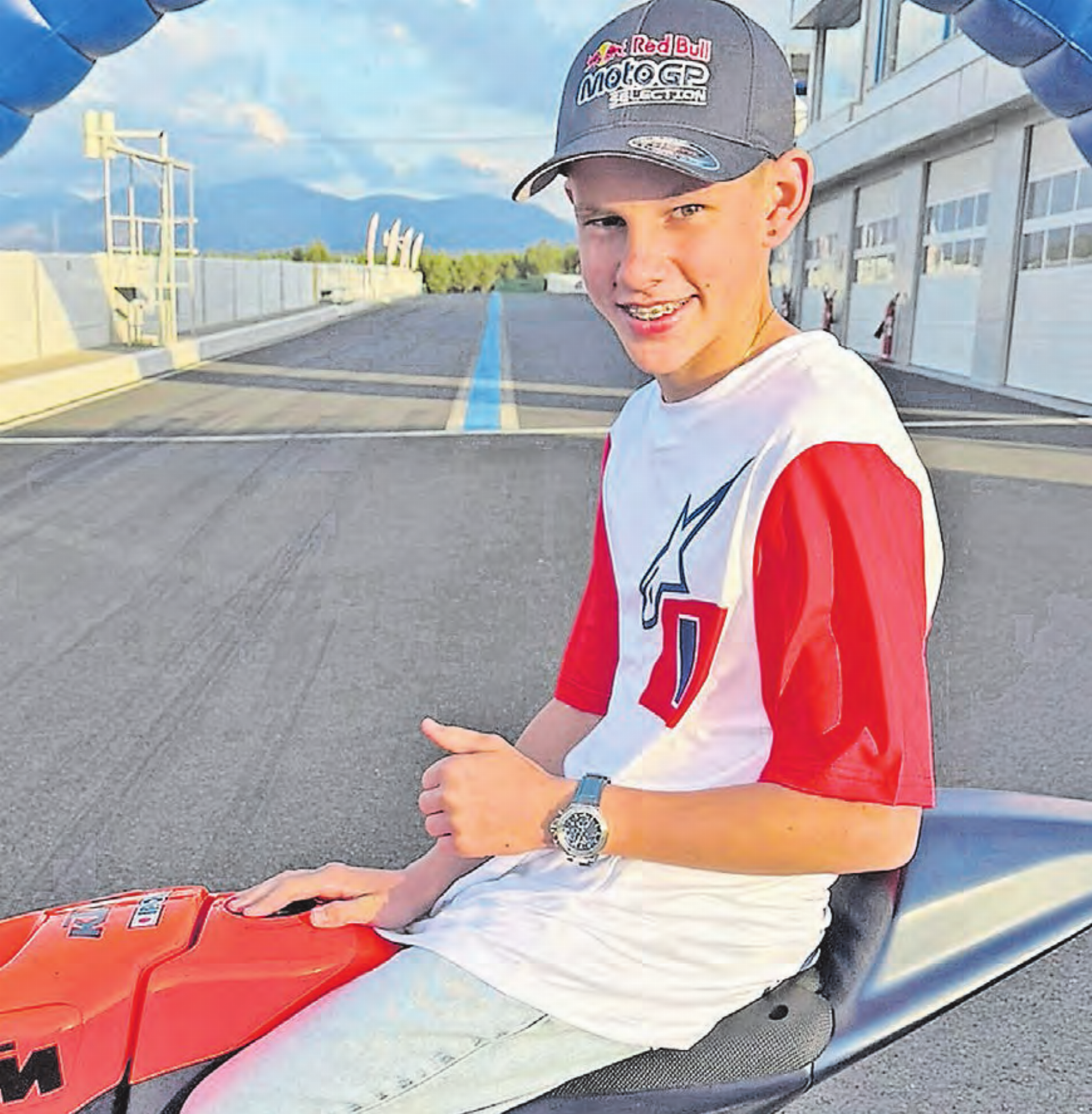 Ein grosser Moment für Alessio Arnold: Der 15-jährige Reitnauer freut sich auf seinem neuen Red-Bull-Rennmotorrad über die Aufnahme in den MotoGP Rookies Cup 2027. (Bild: zVg.) - Das Bild wird blockiert. – Möglicherweise durch einen aktiven Adblocker.