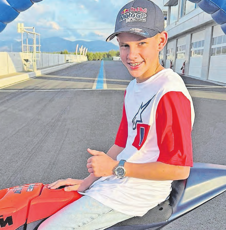Ein grosser Moment für Alessio Arnold: Der 15-jährige Reitnauer freut sich auf seinem neuen Red-Bull-Rennmotorrad über die Aufnahme in den MotoGP Rookies Cup 2027. (Bild: zVg.)