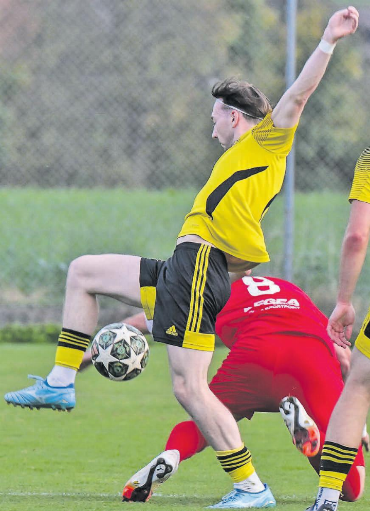 Der FC Gränichen in gelb überwindet auch das Hindernis Seengen. Mit dem 4:1-Sieg liegen die Wynentaler nun in Tuchfühlung mit der Tabellenspitze. (Archivbild: Franz Schefer)
