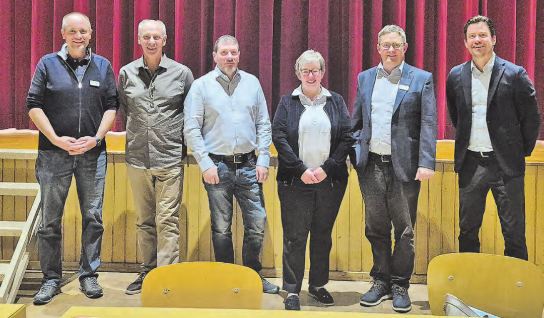 Der Gemeinderat Menziken stellte seine strategische Zielsetzung vor. Markus Steiner von der HSS Unternehmens- und Informatikberatung Sursee (rechts im Bild) unterstützte den Prozess und moderierte den Abend. (Bild: Janine Flückiger) Der Gemeinderat Menziken stellte seine strategische Zielsetzung vor. Markus Steiner von der HSS Unternehmens- und Informatikberatung Sursee (rechts im Bild) unterstützte den Prozess und moderierte den Abend. (Bild: Janine Flückiger)