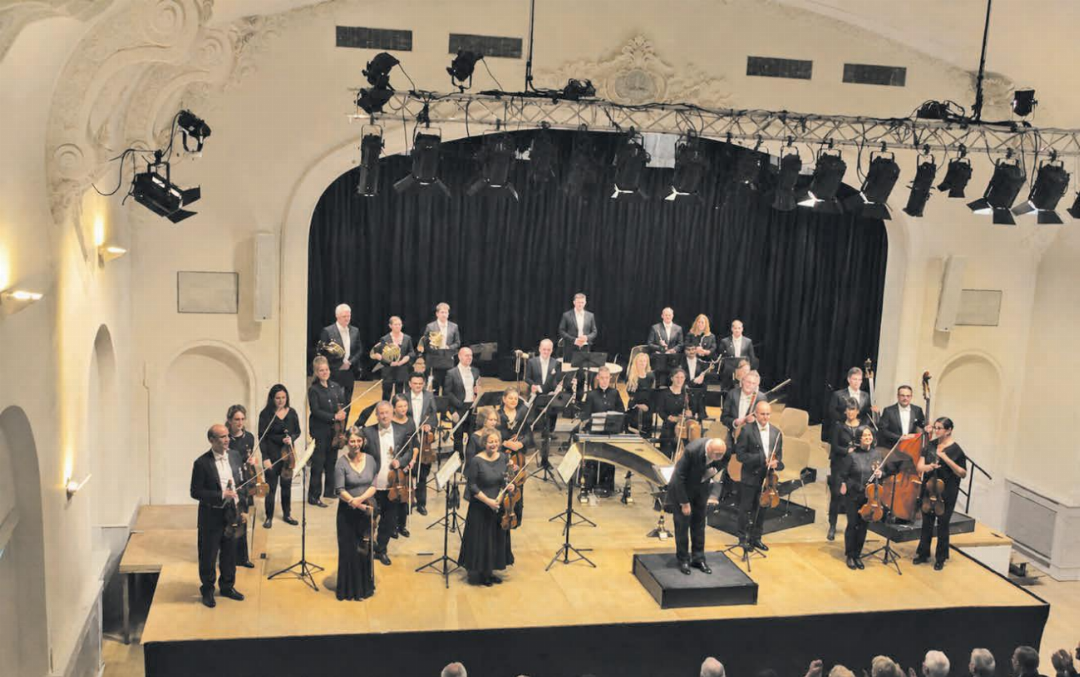 Die Musikerinnen und Musiker der Argovia Philharmonic brachten mit ihren Klängen die Barockmusik in den Löwensaal. (Bilder: Janine Flückiger) Die Musikerinnen und Musiker der Argovia Philharmonic brachten mit ihren Klängen die Barockmusik in den Löwensaal. (Bilder: Janine Flückiger)