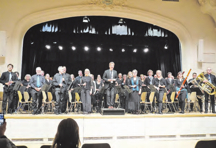 Überzeugte das Publikum: Das saisonale Harmonieorchester musiXmaX trat im Löwensaal auf. (Bilder: Melanie Köchli)