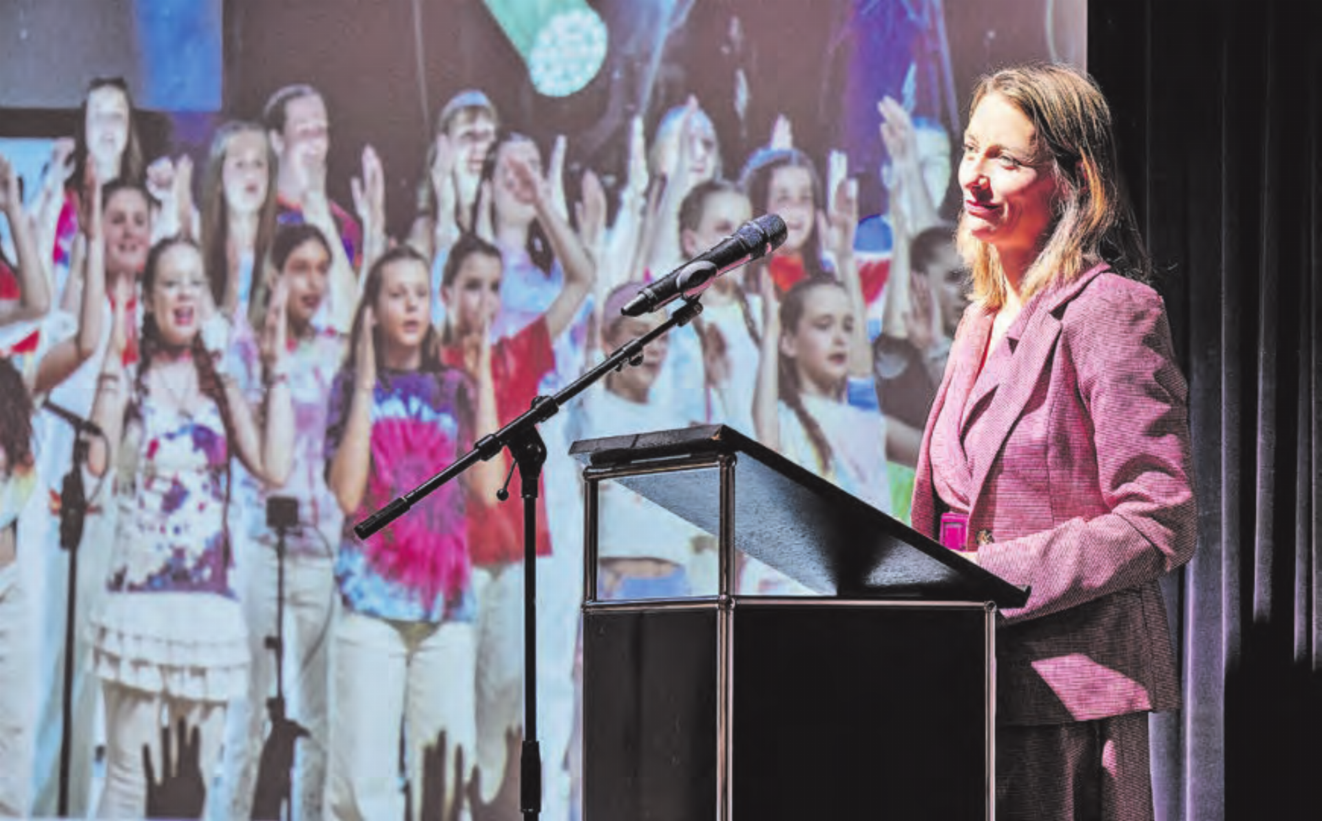 Würdigung: Christina Roth, Vize-Stadtpräsidentin von Lenzburg und Mitglied der Jury Sozialpreis Aargau, stellt den Jugendchor Seetal vor. (Bild: zVg.) - Das Bild wird blockiert. – Möglicherweise durch einen aktiven Adblocker.