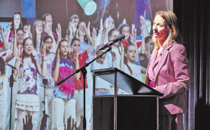 Würdigung: Christina Roth, Vize-Stadtpräsidentin von Lenzburg und Mitglied der Jury Sozialpreis Aargau, stellt den Jugendchor Seetal vor. (Bild: zVg.)
