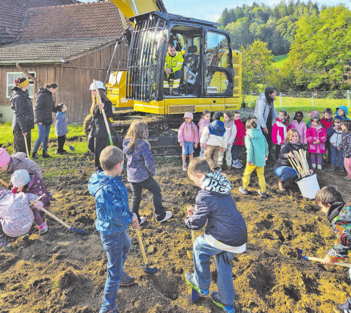 Viele Hände haben zur Schaufel gegriffen, um dem Vierfach-Kindergarten «Rägebogefisch» einen angemessenen Start zu verleihen. (Bild: zVg.)
