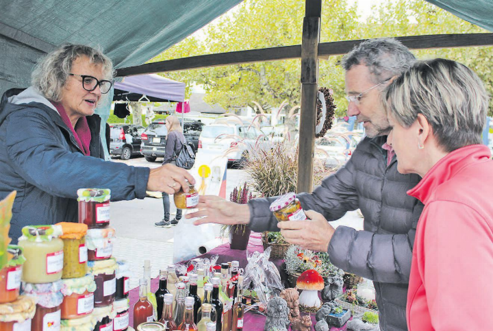 Marktchefin Rösli Merz (links) hat den Herbstmarkt fast im Alleingang auf die Beine gestellt. Sie darf auf ein Netzwerk an Freunden und Bekannten zurückgreifen, wenn sie das braucht. (Bilder: Cornelia Forrer)