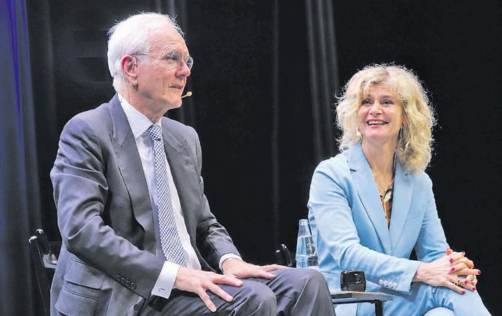 Dynamisch, unterhaltsam und wirklich lustig: Harald Schmidt und Hanna Scheuring im Saalbau Reinach. (Bilder: Remo Conoci)