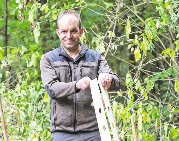 Christian Siegrist, Revierförster und Leiter des Forstbetriebs aargauSüd leitete die Familien beim Bäumchenpflanzen fachkundig an.