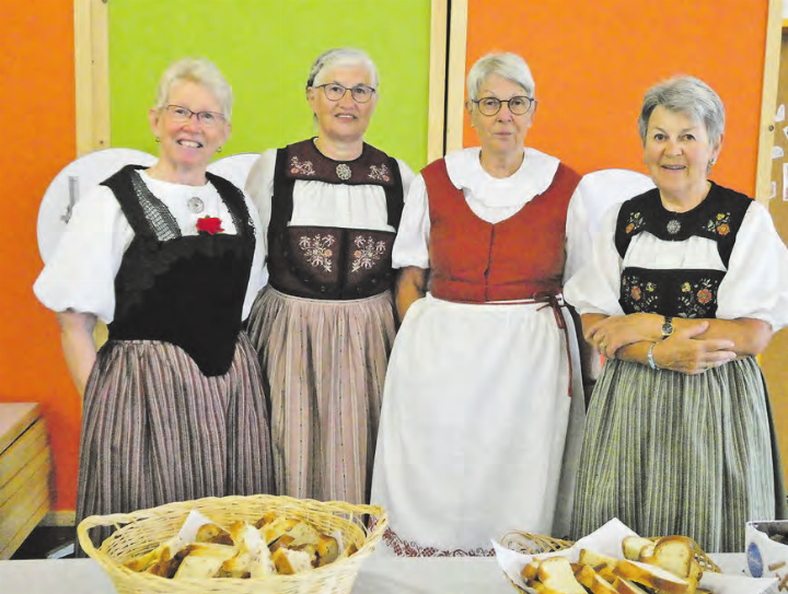 Kümmerten sich um die Gaben und die Dekoration: Bodil Stadler, Josy Siegrist, Annelis Rindlisbacher und Elisabeth Perrinjacquet von den Landfrauen. (Bilder: Bruno von Nünlist)