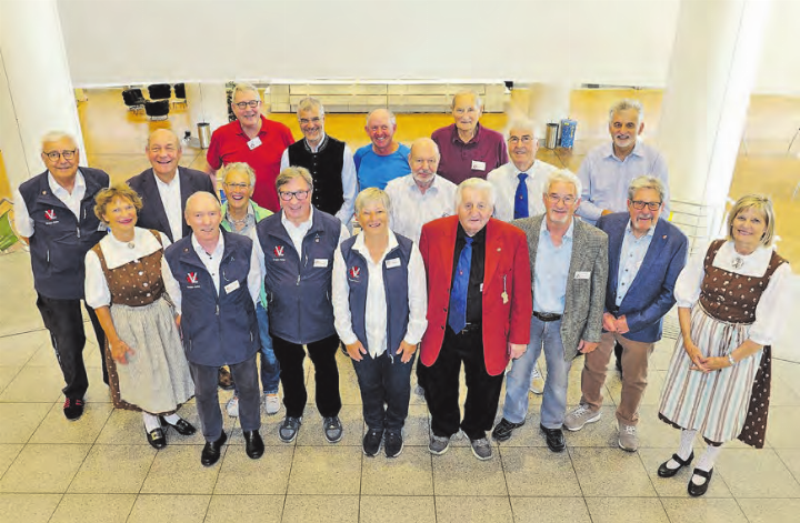 Die Gruppe Aarau: Ruedi Scheibler (rote Jacke) erhielt die Goldmitgliedschaft der Eidgenössischen Turnveteranen-Vereinigung. (Bild: zVg.)
