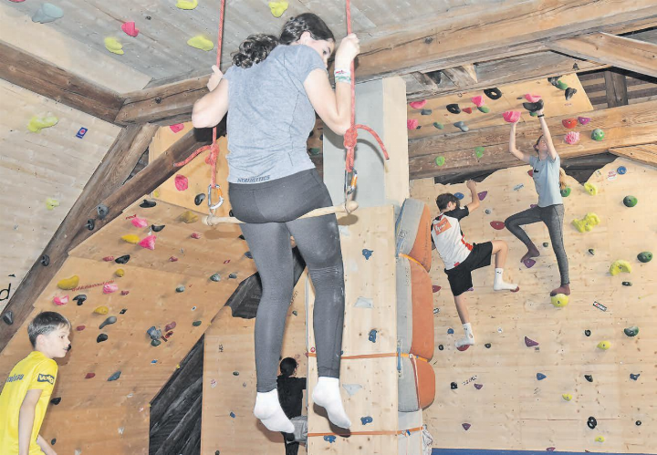 Das Bouldern unter dem Dach des Pfarrhauses der reformierten Kirche hatte seinen Reiz. (Bild: Alfred Weigel)