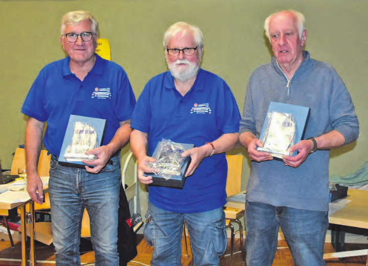 Die grossen Sieger: 1. Wandergruppe Hirschthal (Mitte), 2. EVD Deutschland, 3. Laufen. (Bild: Frieda Steffen)